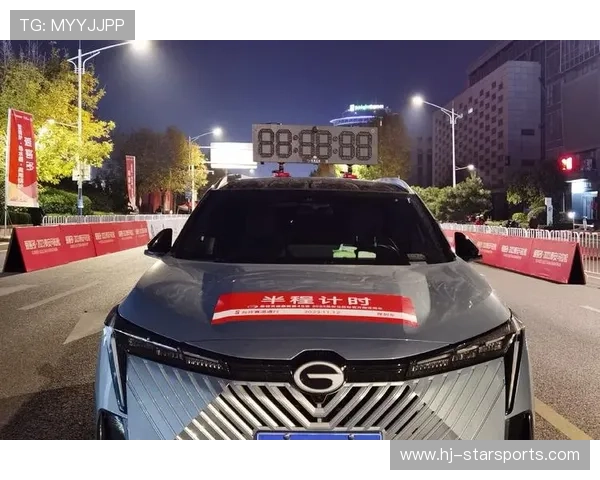 马拉松的“官方配速车：带有计时牌的引导车辆